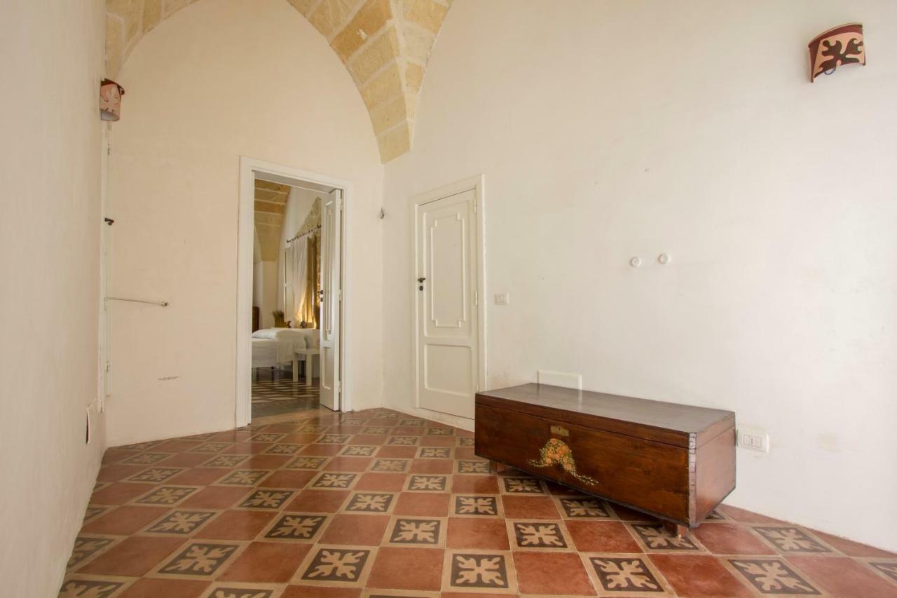 Explore The Historic City On Foot From An Old Town House Lecce Exterior foto