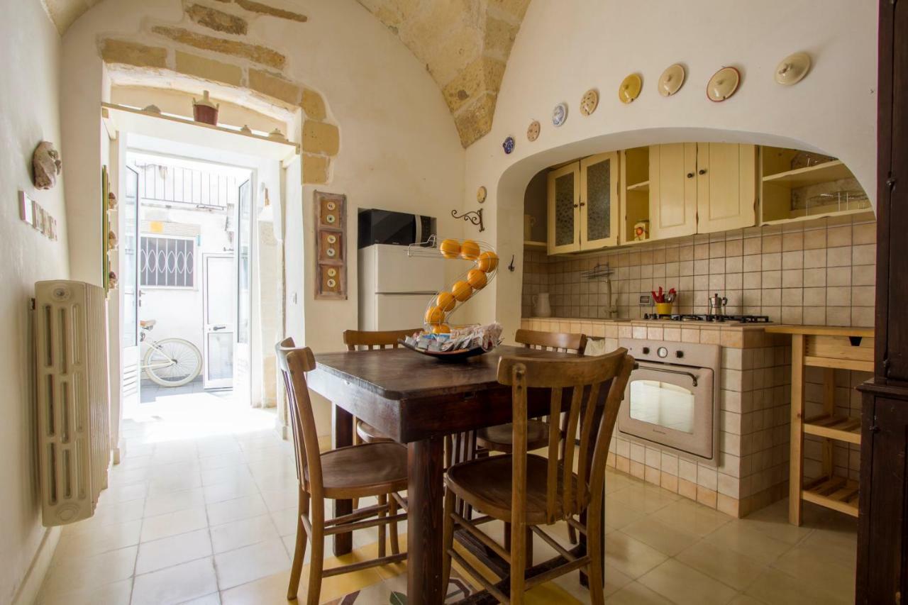 Explore The Historic City On Foot From An Old Town House Lecce Exterior foto
